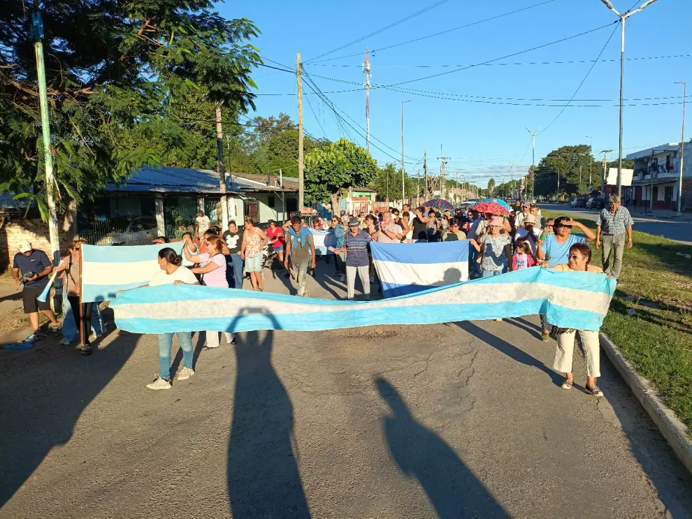 Vecinos de Hipólito Yrigoyen marchando por la avenida Güemes