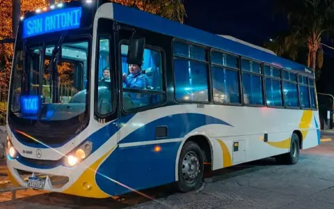 Una unidad de la empresa San Antonio haciendo su recorrido en Tartagal
