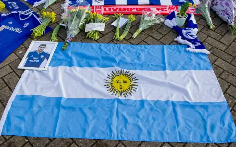 Las ofrendas al futbolista fallecido Emiliano Sala en Francia.