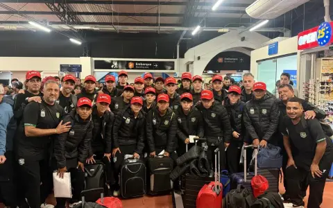 El seleccionado salteño Sub 13, antes de embarcar rumbo a España, comandados por el DT Alejandro Frezzotti.