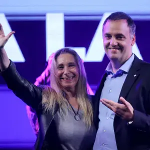 Dos jubiladas que habrían financiado el departamento de Adorni negaron conocerlo