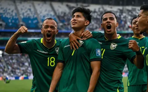 El festejo de los jugadores bolivianos tras dar el vuelta el partido contra Surinam
