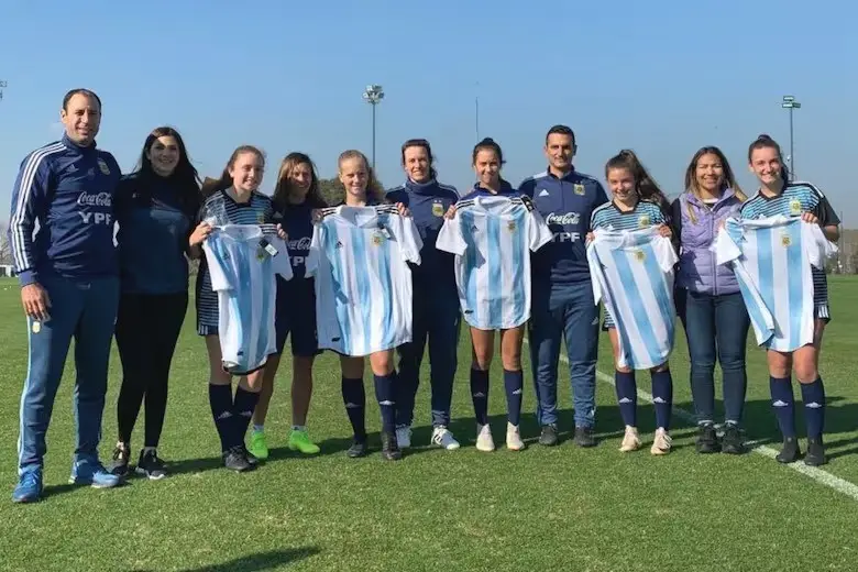 Parte del plantel de la selección femenina de fútbol
