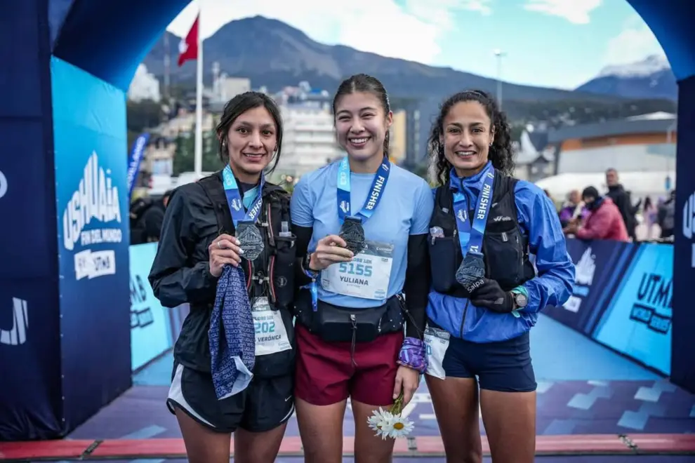 Fátima junto a las otras competidoras que completaron el podio de los 12K