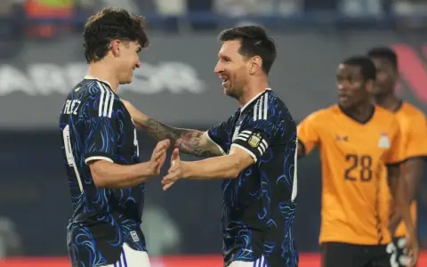 Festejo entre Messi y Álvarez.
