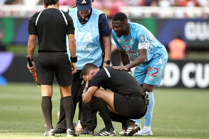 Facundo Tello consolado por jugador