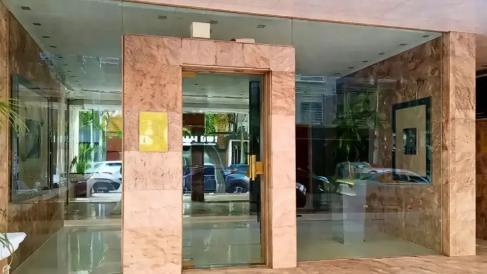 El departamento del jefe de Gabinete, Manuel Adorni, en calle Miró al 500, Caballito.