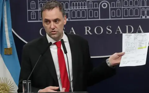 Manuel Adorni va a tener que rendir cuentas en el Congreso.