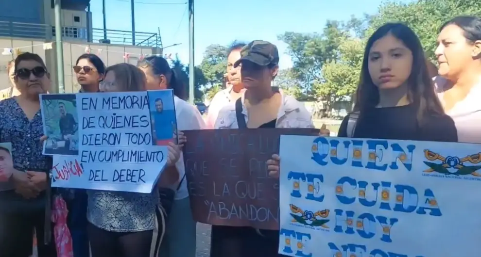 Familiares de gendarmes protestando en el hospital San Vicente de Paul