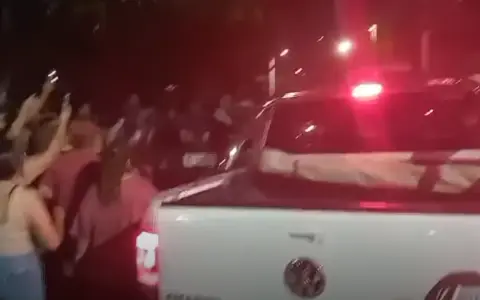 La camioneta que traslada a la intendente abriéndose paso entre la gente con ayuda de la policía.