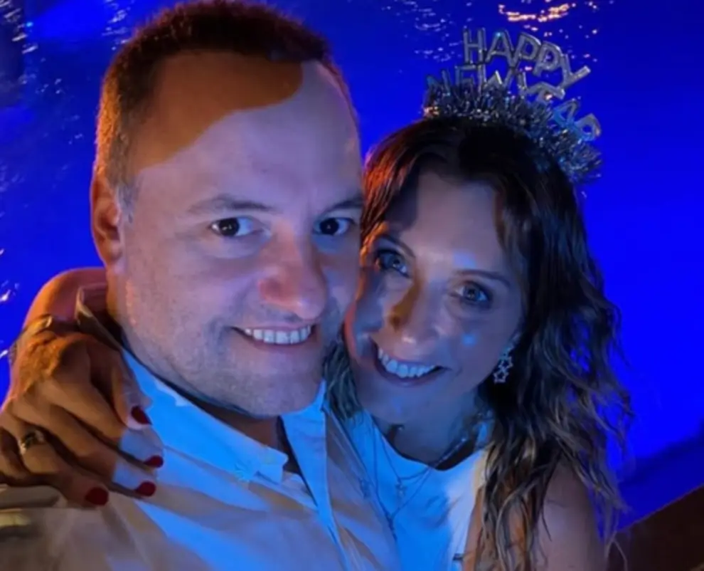 Manuel Adorni y su esposa durante su viaje a Aruba