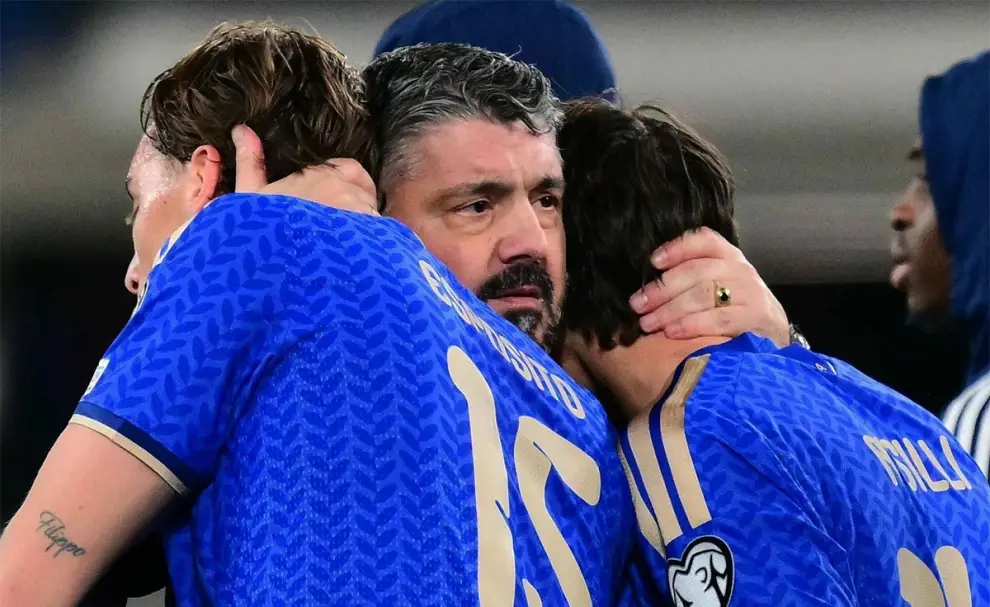 Gennaro Gatusso consuela a los jugadores de la Selección de Italia tras quedar fuera del Mundial 2026