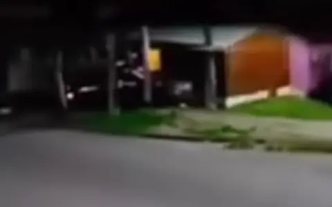 El conductor huye del lugar tras colisionar contra una vivienda.