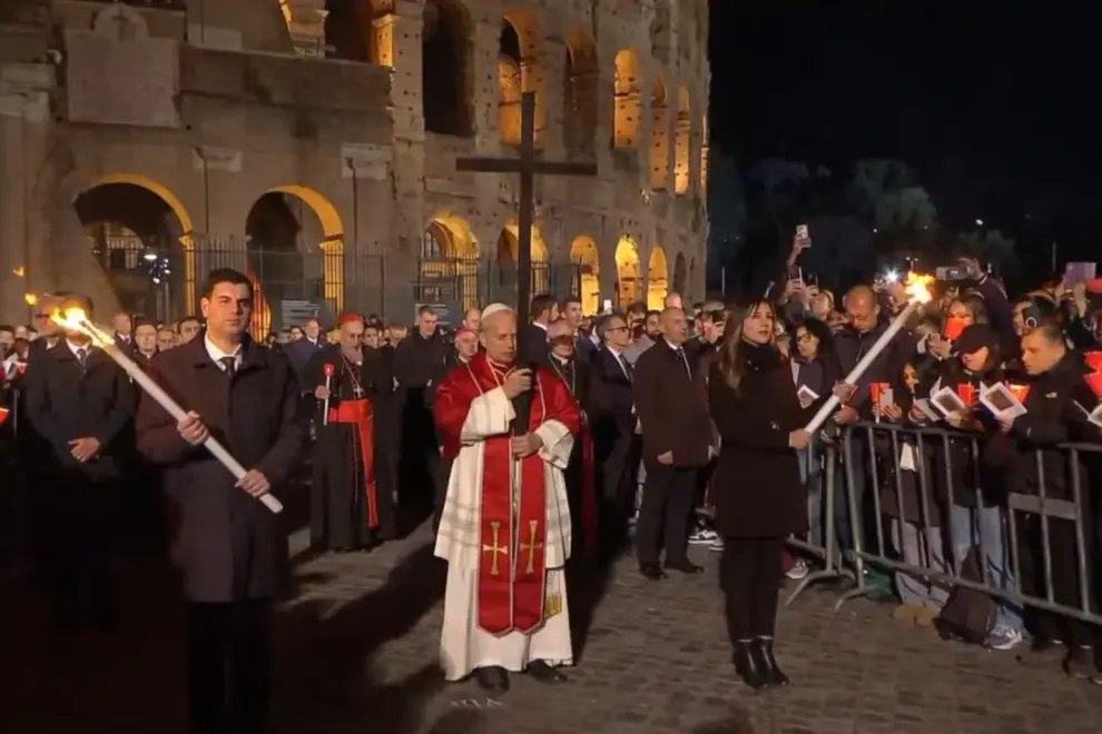 El Papa León XIV en el Vía Crucis del Coliseo de Roma