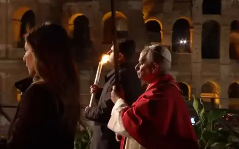El Papa León XIV encabezó el Vía Crucis en el Coliseo Romano