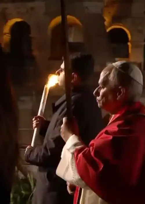 El Papa León XIV encabezó el Vía Crucis en el Coliseo Romano