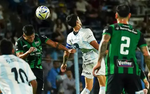 Ivo Chaves intenta ganar una pelota aérea en una noche negativa para Gimnasia y Tiro en el David Michel Torino.