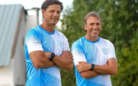Sergio Plaza, DT interino de Gimnasia y Tiro, junto a su ayudante de campo Adrián Cuadrado.