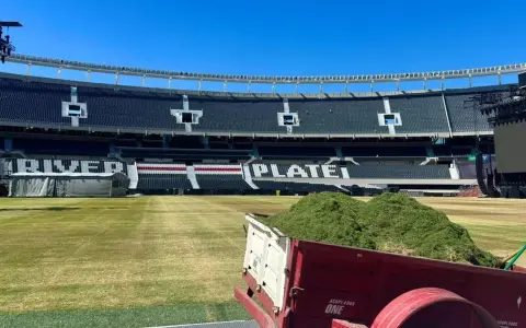 El mal estado del campo de juego del estadio Monumental a horas del partido con Belgrano.