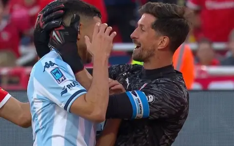 Rodrigo Rey, arquero de Independiente, "felicita" irónicamente a Maravilla Martínez tras su penal picado y errado.
