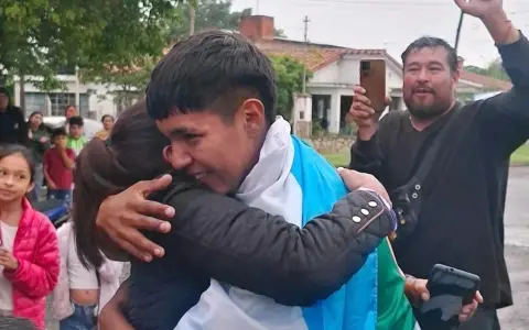 Junior Reyes, uno de los futbolistas juveniles salteños recibidos con emoción tras hacer historia en España.