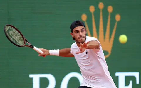 Francisco Cerúndolo avanza en Montecarlo.