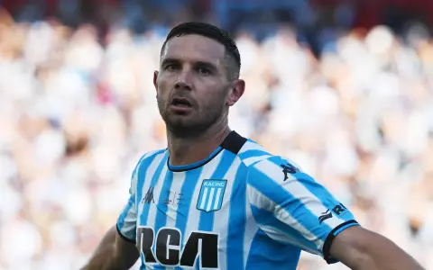 Adrián "Maravilla" Martínez, víctima de las burlas y las críticas más despiadadas por picar su penal en un clásico.
