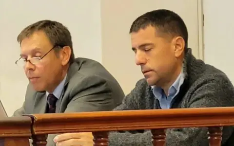 El abogado defensor, Casabella Dávalos, junto a "J".
