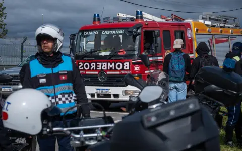 Alcaidía con dotaciones de Bomberos en su interior y ambulancias