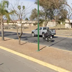 Alumnos de la UCASAL cayeron de la moto en avenida Reyes Católicos: una joven murió y él pelea por su vida