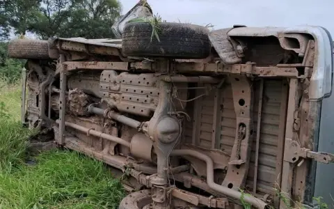 Así quedó la camioneta volcada sobre la ruta 16