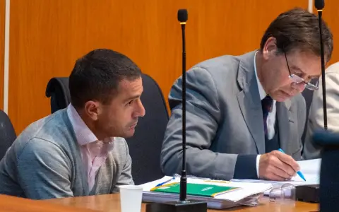 El acusado, José Figueroa, junto a su abogado defensor, Juan Casabella Dávalos.
