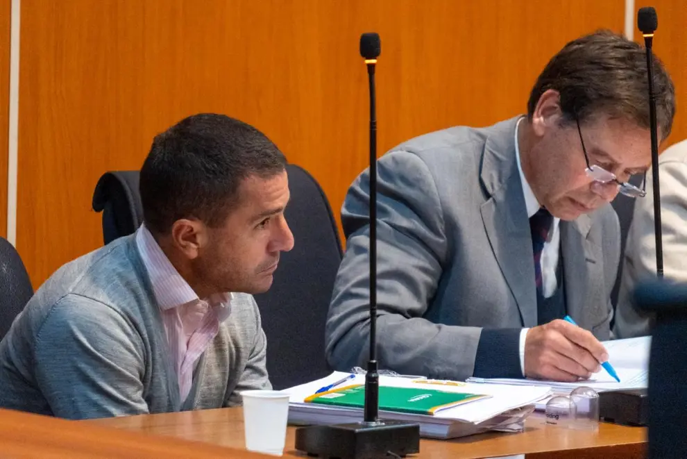 El acusado, José Figueroa, junto a su abogado defensor, Juan Casabella Dávalos.
