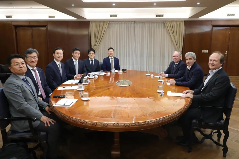 Reunión de Posco y el ministro de Economía, Luis Caputo.