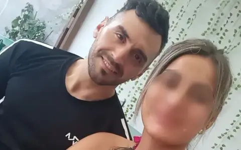 La apuñaló por una escena de celos y se tiró de un puente. (Redes)