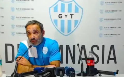 El nuevo DT en conferencia de prensa.