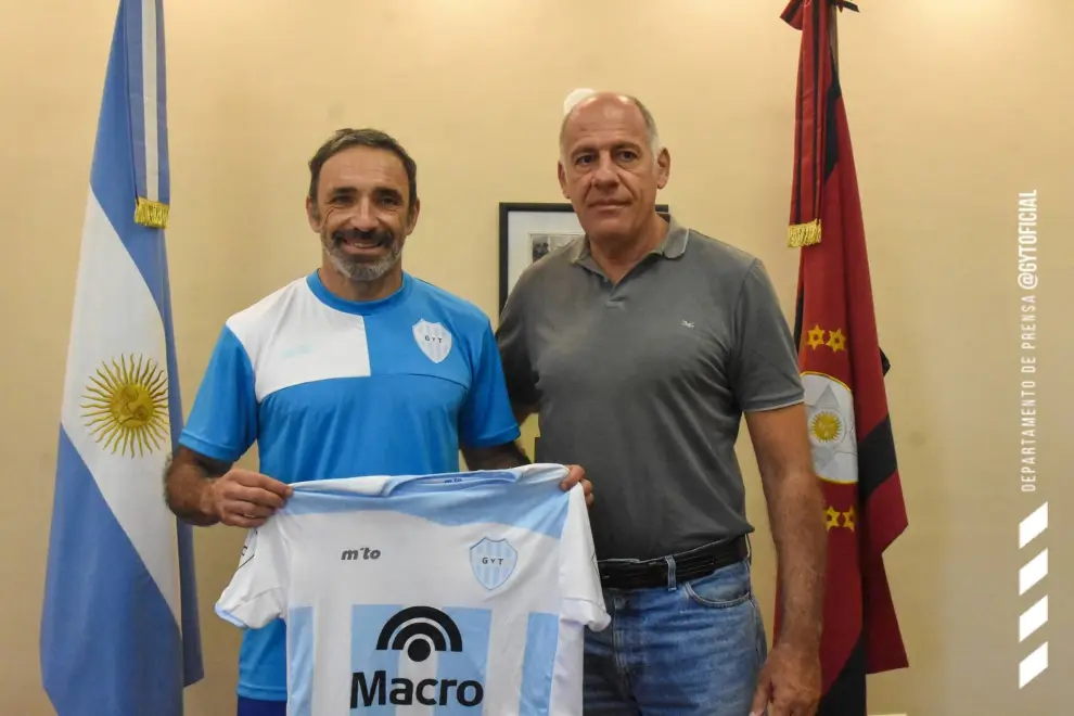 Presentación del Vasco Azconzábal junto al presidente del club, Marcelo Mentesana.