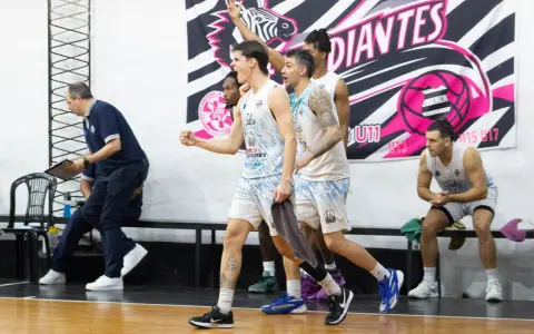 Festejo de los jugadores salteños.