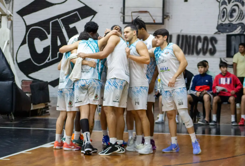 El equipo salteño antes de comenzar el tercer juego.