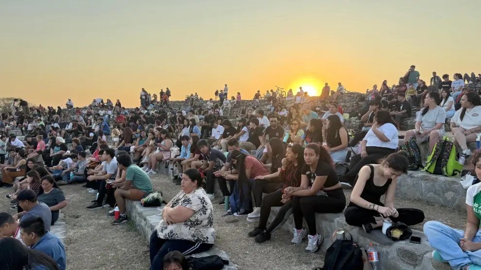 La gente en las gradas del anfiteatro del parque Bicentenario, disfrutando del festival del 2025