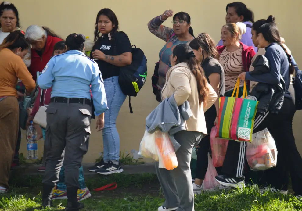 Invendio en la Alcaidía General, familiares esperan el ingreso.