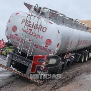 Otra vez la ruta 9/34: Camión con gasoil quedó atascado y casi vuelca en un acceso clave de Rosario de la Frontera