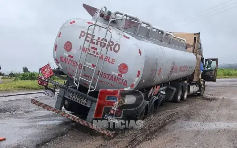 Así quedó el camión con la carga de gasoil en la ruta 9/34