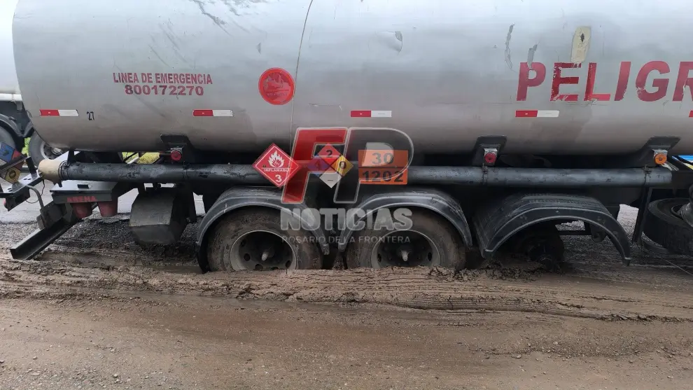 Así quedó el camión con la carga de gasoil en la ruta 9/34