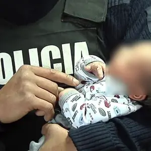 Una policía le salvó la vida a un bebé en Orán tras un desesperado pedido de ayuda en plena calle
