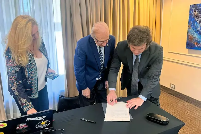 Milei, ya como presidente electo, durante el sorteo de su sueldo 23 de diputado
@EugeniaRolon_