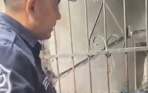 El licenciado Romero hablando con el sujeto.