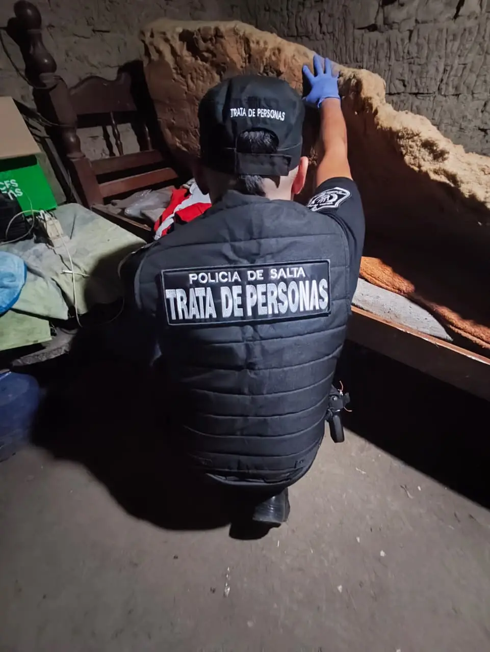 Personal de la División de Trata en plena investigación.