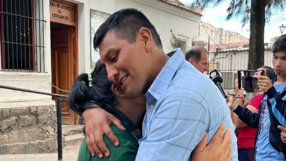 Vera recibe la libertad y se abraza junto a su esposa afuera del penal.