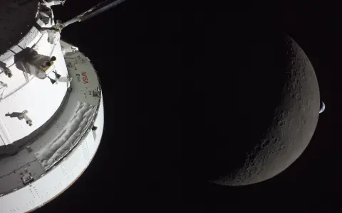 La nave espacial Orion de la NASA captura la Luna y la Tierra